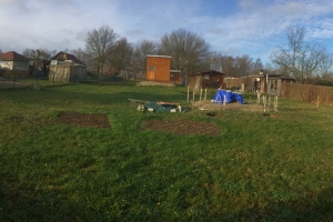 Panoramablick mit fertiggestelltem Teleskophäuschen der Sternwarte (Bildmitte) und Projekt Stonehenge im frühen Stadium (vorn rechts). To Do: Vorführgebäude, Planetenweg, ...